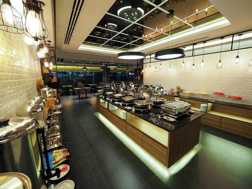 130 Hotel&Residence Bangkok Bagian luar foto