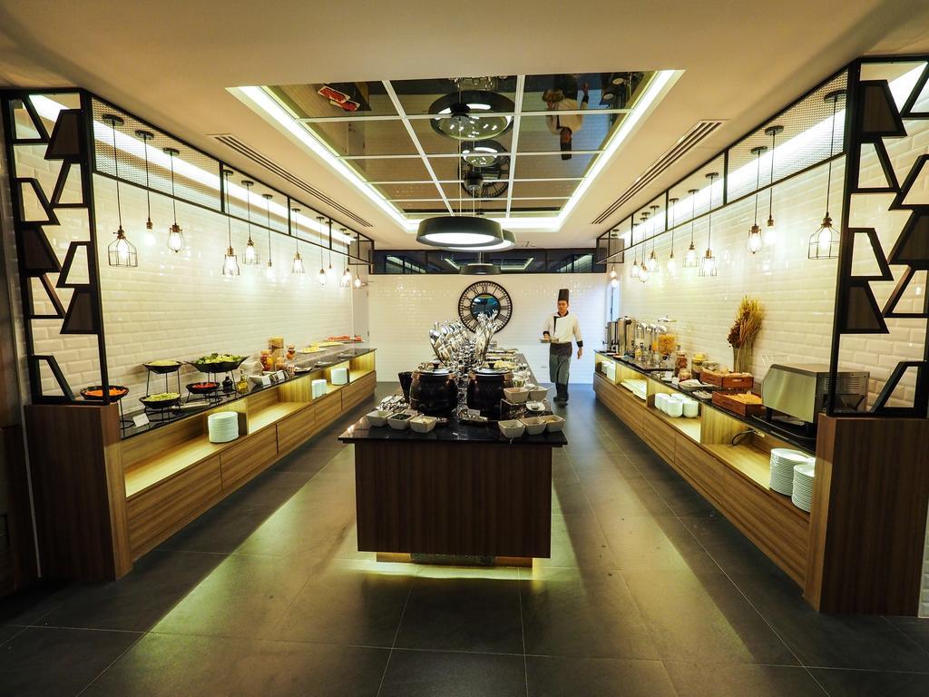 130 Hotel&Residence Bangkok Bagian luar foto