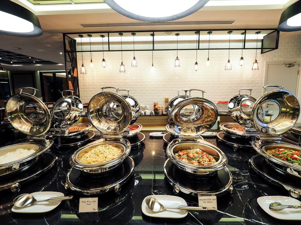 130 Hotel&Residence Bangkok Bagian luar foto