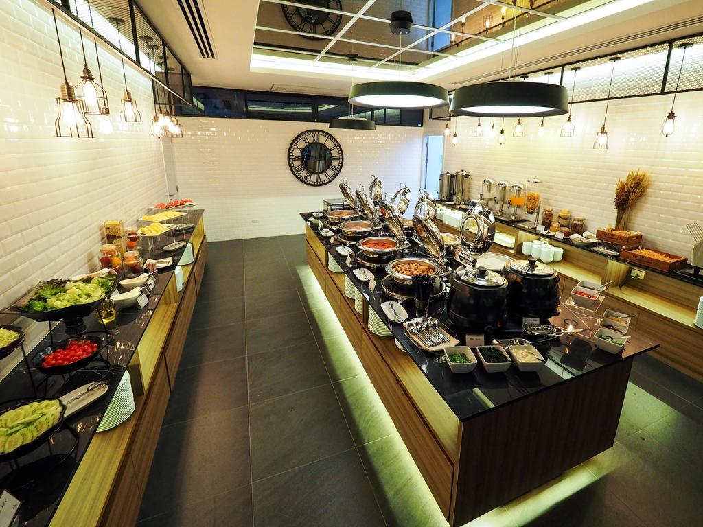 130 Hotel&Residence Bangkok Bagian luar foto